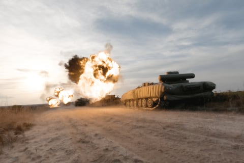 El video viral publicado por el Pentágono que muestra a un solo operador atacando de manera simultánea a tres objetivos con tres drones