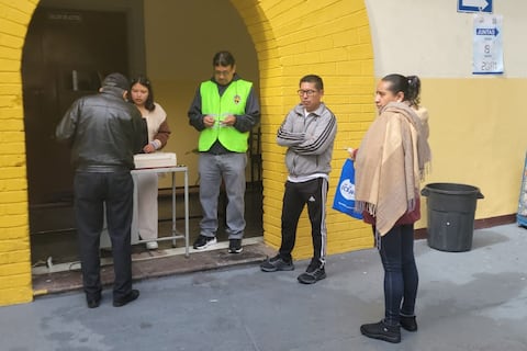 Con ‘frío’, quiteños acuden a sufragar este domingo