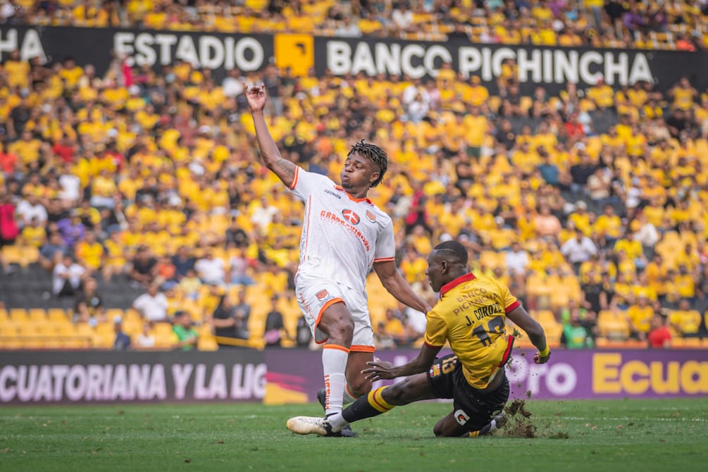 ‘Me sentí perjudicado, Barcelona SC no necesita que lo ayuden’, reprocha Juan Carlos León, DT de Libertad, sobre el arbitraje del duelo frente a los canarios