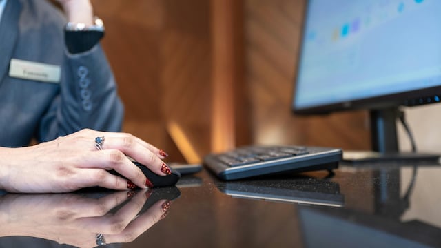 Comentarios desubicados, insinuaciones y burlas: descripción del acoso que afecta la salud mental y la producción en Ecuador