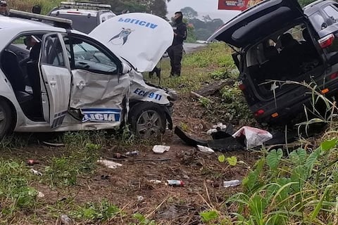 Antisociales embisten patrullero policial durante persecución en Quevedo: dos uniformados heridos