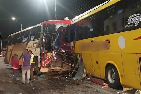 Cinco fallecidos por colisión de dos buses en Chimborazo