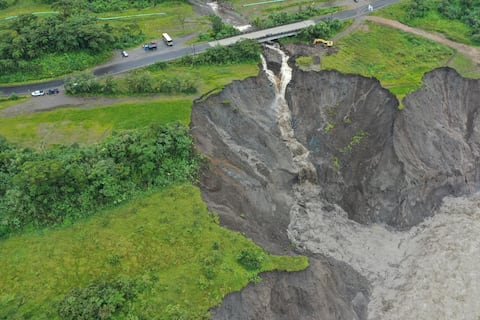 Lluvias aceleran erosión y ponen en riesgo el puente sobre el río Loco