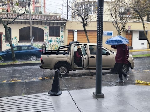 Lluvia acompañada de tormenta eléctrica y granizo alteró la jornada en Quito la tarde de este miércoles, 18 de febrero