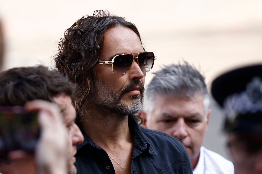 El humorista británico Russell Brand se declara no culpable de violación y agresión sexual