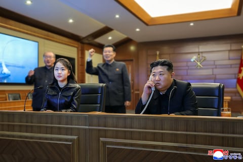 Kim Jong-un y su hija supervisan lanzamiento de misiles de crucero