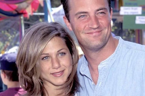 Jennifer Aniston rompe a llorar al recordar a Matthew Perry en la primera entrevista en la que habla sobre su compañero en “Friends”