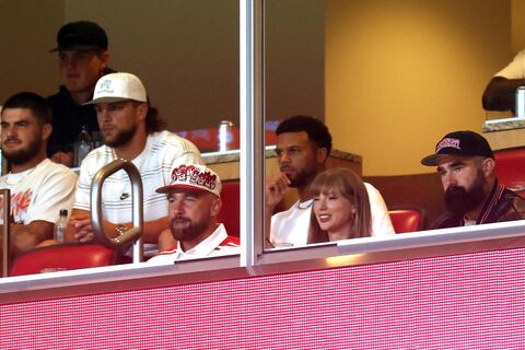 Taylor Swift y Travis Kelce hacen su primera aparición pública como pareja comprometida