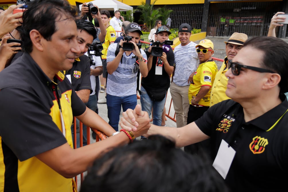 ‘Ya nadie te respeta, no te dan bola, ni te quieren, eres doble moral’, la candente descarga de José Francisco Cevallos contra Carlos Alfaro Moreno, ambos expresidentes de Barcelona SC