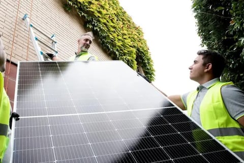 El fin del sueño solar en los balcones: la sentencia judicial que prohíbe tus paneles aunque los vecinos digan que sí