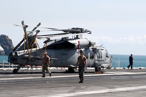 Impresionante despliegue de helicóptero MH-60R/S Seahawk de Estados Unidos en incautación de buque petrolero cerca de Venezuela