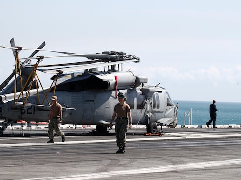 Impresionante despliegue de helicóptero MH-60R/S Seahawk de Estados Unidos en incautación de buque petrolero cerca de Venezuela
