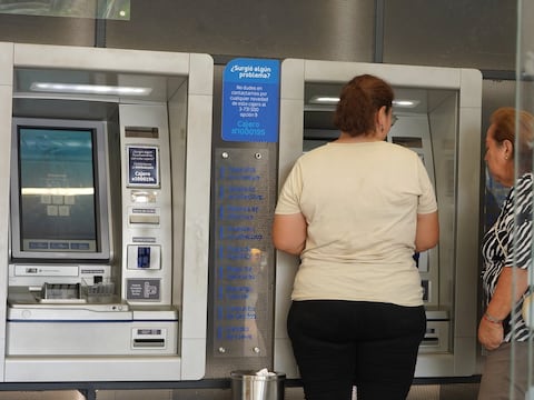 ‘Me gusta pagar la deuda lo más pronto, uno se acuesta con esa preocupación, puedo quedarme sin trabajo’: mujeres reciben más microcréditos en Ecuador