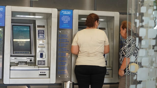 ‘Me gusta pagar la deuda lo más pronto, uno se acuesta con esa preocupación, puedo quedarme sin trabajo’: mujeres reciben más microcréditos en Ecuador