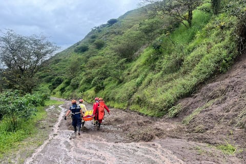Bomberos evacúan a adultos mayores tras aluvión que dejó cinco heridos en Girón