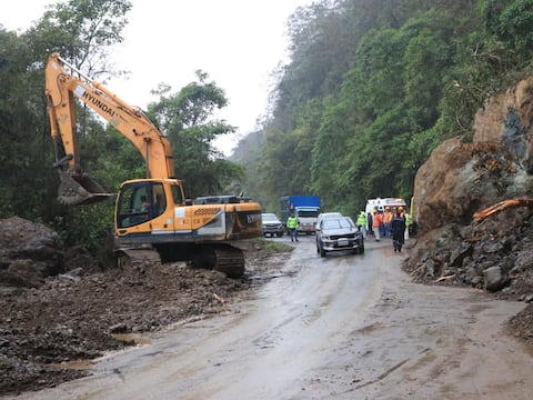 Vía Calacalí-La Independencia reabierta tras deslizamiento