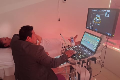 El doctor Carlos Arcentales, hijo de pescador, regala ecografías a madres en Jaramijó: “Hay mamitas que no tenemos para hacernos un examen así”