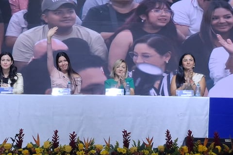 Tatiana Coronel reemplaza a Aquiles Alvarez en entrega de becas: ‘Cuando decir la verdad tiene costos, elegir seguir diciendo la verdad es un acto de carácter, y Guayaquil no va a renunciar a eso’