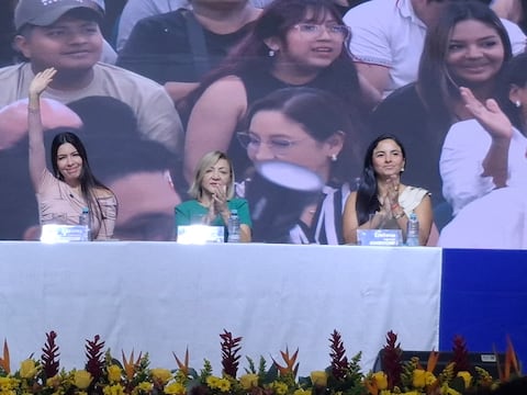Tatiana Coronel reemplaza a Aquiles Alvarez en entrega de becas: ‘Cuando decir la verdad tiene costos, elegir seguir diciendo la verdad es un acto de carácter, y Guayaquil no va a renunciar a eso’