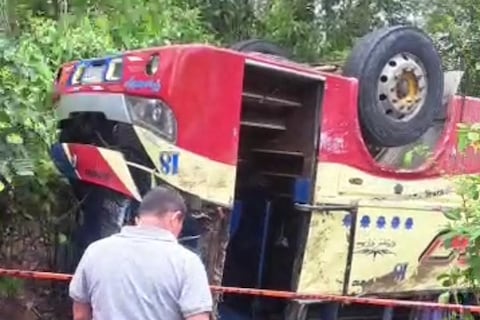 Volcamiento de bus en la vía Portoviejo-Junín causa un muerto y doce heridos