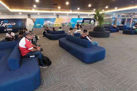 ‘Como estudiante de otra ciudad puedo esperar cómodo mis clases’: más de 53.000 usuarios han pasado por la sala vip de la terminal terrestre de Guayaquil