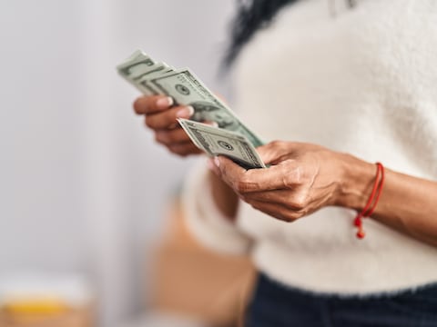 Alimentación y vivienda, lo primero que se paga con el sueldo básico: así distribuyen gastos quienes ganan $ 470 en Ecuador