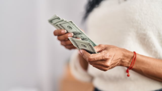 Alimentación y vivienda, lo primero que se paga con el sueldo básico: así distribuyen gastos quienes ganan $ 470 en Ecuador