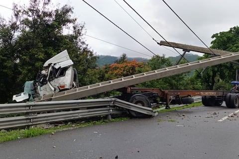 Tramo de carril en la vía Perimetral se mantiene cerrado por siniestro