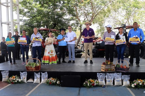 Maquinaria pesada, certificaciones y apoyo financiero se entregan al agro en Pedro Carbo, en Guayas