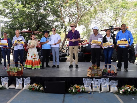 Maquinaria pesada, certificaciones y apoyo financiero se entregan al agro en Pedro Carbo, en Guayas