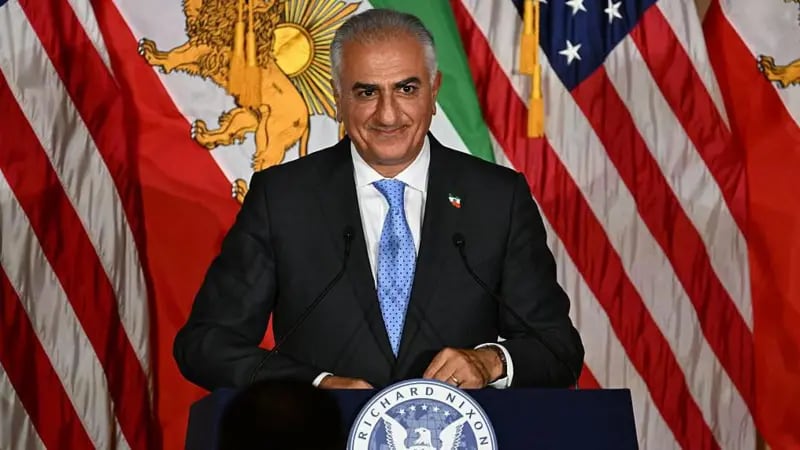 Quién es Reza Pahlavi, el príncipe heredero del sha de Persia que se postula desde EE.UU. como alternativa al régimen islámico de Irán