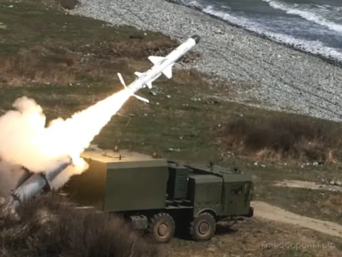 Más barato, más rápido de producir y más potente: Rusia usa nuevo tipo de misil de crucero aéreo en su guerra en Ucrania