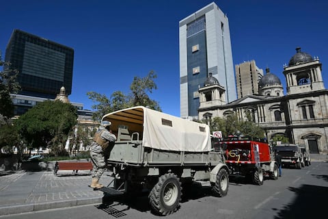 Inicia una operación policial y militar para levantar bloqueos por manifestantes en Bolivia