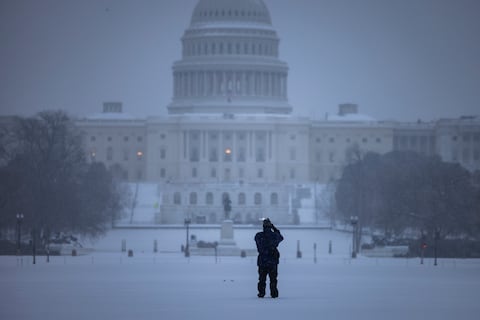 Gigantesca tormenta de nieve y hielo azota a Estados Unidos
