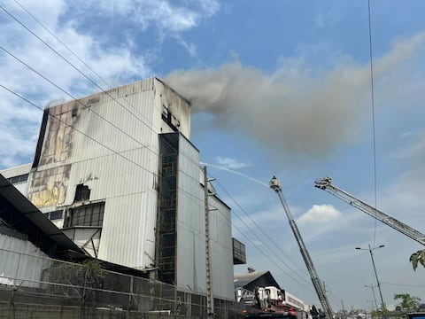 Incendio de alarma 2 en empresa de café moviliza a bomberos en el norte de Guayaquil