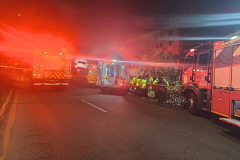 Quito: siete heridos por auto volcado que impactó contra un árbol