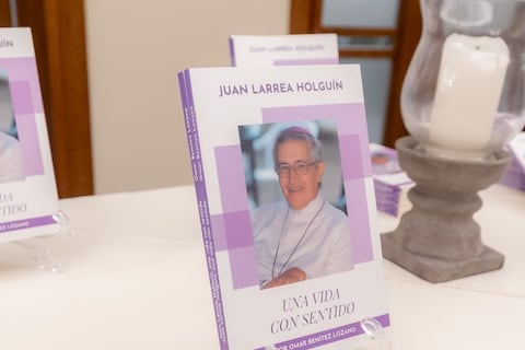Libro en honor al exarzobispo de Guayaquil Juan Larrea se presentó en Samborondón
