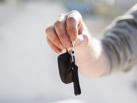 Ataque de retransmisión: la poderosa razón por la que cada vez más conductores envuelven la llave de su auto en papel aluminio