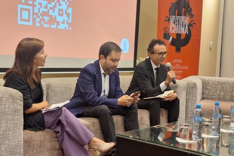 Libro sobre deuda china revela cláusulas sobre soberanía y el papel de Sinosure y exfuncionarios del correísmo, se presentó como tributo a Fernando Villavicencio