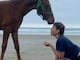 ¿Has hecho yoga con caballos?: en una playa de Ecuador se lo practica y ayuda a regular el sistema nervioso