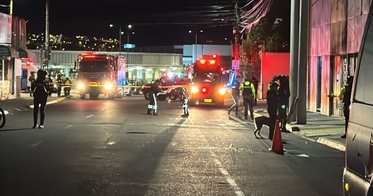 Atentado explosivo en Quito deja varios heridos y dos vehículos con daños