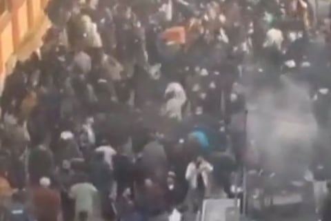 Mueren dos policías y 30 personas resultan heridas en las protestas de Irán