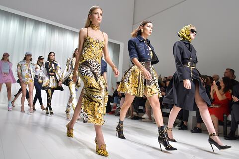 Cinco razones por las que Versace es una marca única a pesar de su venta