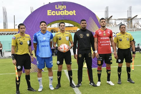 Polémica en Ambato: juez de línea hizo un gesto obsceno a la hinchada de Macará