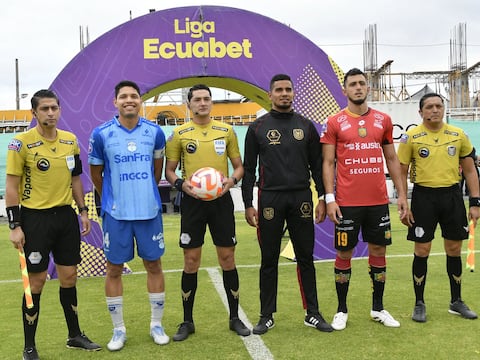 Polémica en Ambato: juez de línea hizo un gesto obsceno a la hinchada de Macará