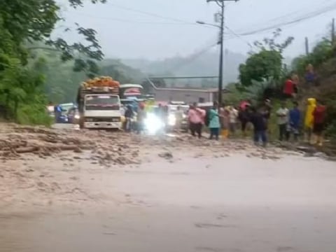 Deslizamiento de tierra por lluvias se produjo en carretera de Quinindé