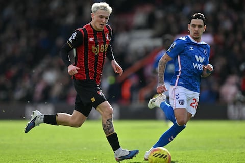 Bournemouth separa a futbolista tras presunto mensaje enviado a una menor de edad