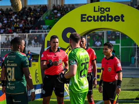 El juez central informó a los capitanes de Orense SC y Mushuc Runa que el partido se inició sin VAR