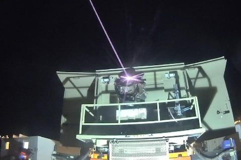 Derriba drones en segundos y es más barato que un sándwich: El primer sistema operativo de defensa aérea láser de alta potencia del mundo