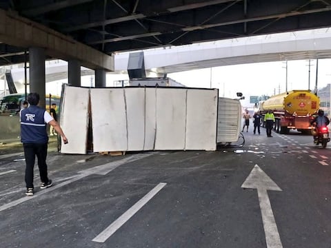 Dos camiones se volcaron en la av. León Febres Cordero, en La Aurora, este viernes 21 de noviembre